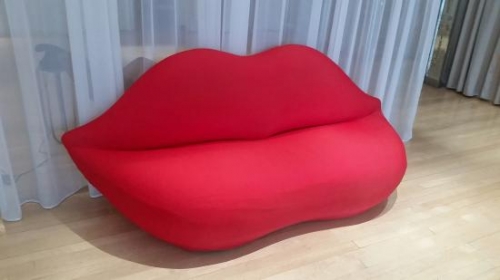 Wild Cherry Lip Chair